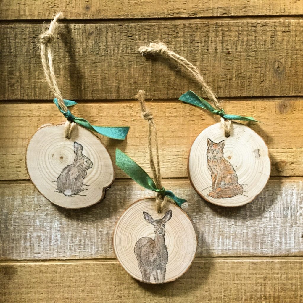Check out these quick and easy wood slice ornaments!